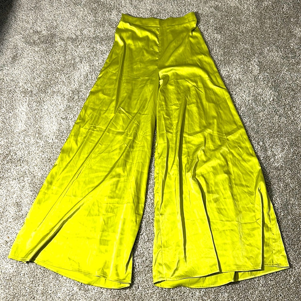 BRAND NEW Akira wavy super cute pants!
